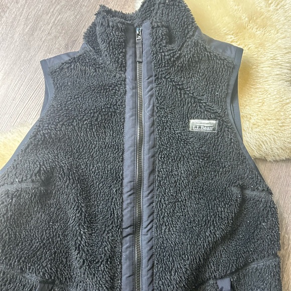 L.L. Bean Black Sherpa Fleece Vest with Zip Front - Picture 6 of 11